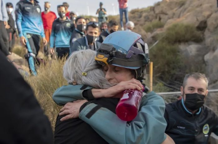 Atleta espanhola deixa caverna onde ficou isolada por 509 dias