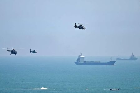 China cerca Taiwan com mais navios, aviões e helicópteros pelo segundo dia