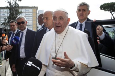 Papa Francisco recebe alta na Itália e comemora: 