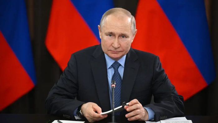 Putin aprova lei que pune com prisão russos que fugirem de convocação militar