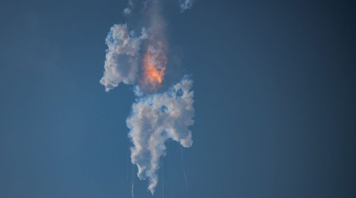Falha no lançamento: foguete da SpaceX causou danos sérios às estruturas e levantou nuvem de poeira