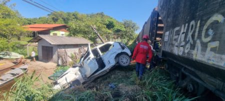 Carro falha e é atingido por trem entre Araquari e São Francisco do Sul