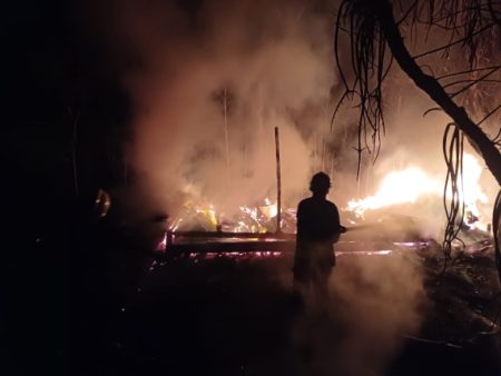 Casa de madeira é destruída pelo fogo em Taió