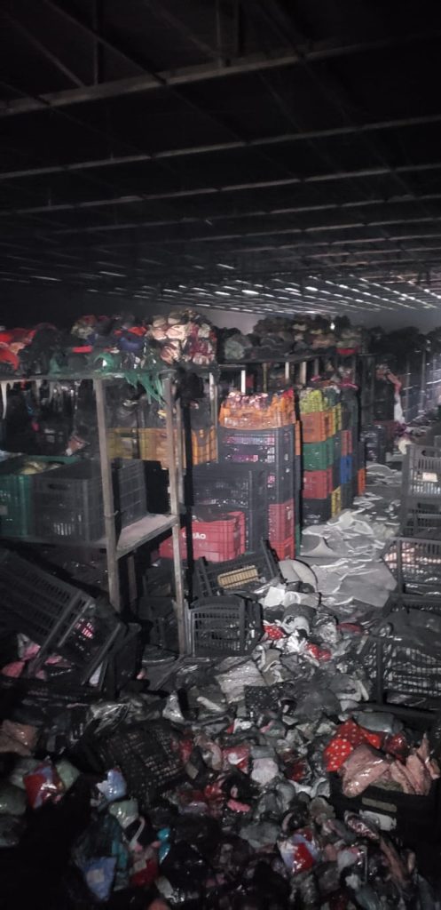 Comércio fica destruído após incêndio em Ilhota