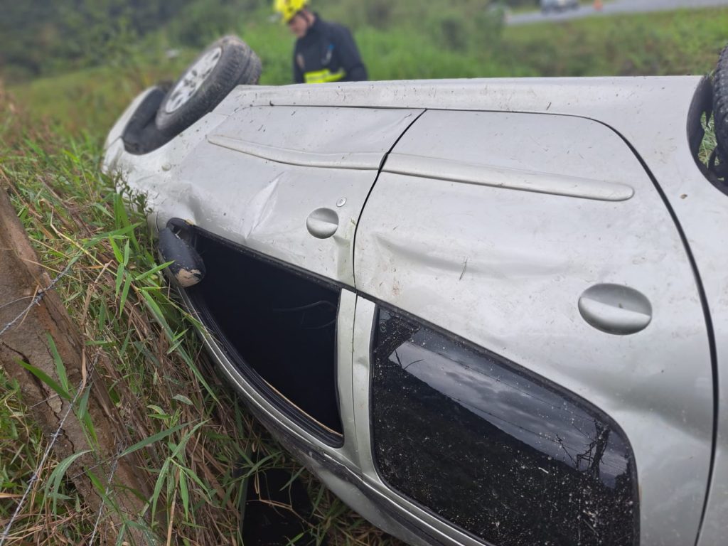 Criança de dois anos fica ferida após capotamento na BR-470 em Ilhota