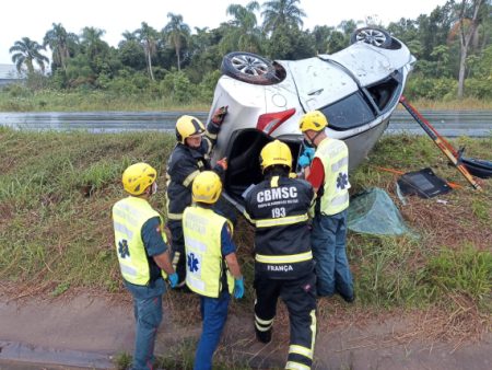 Mulher e cachorro são resgatados na BR-470 em Navegantes