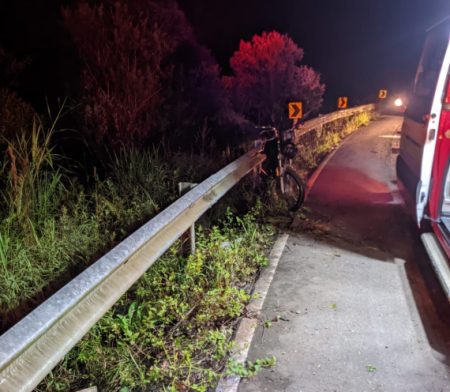 Motociclista bate contra mureta nas proximidades da cachoeira Véu de Noiva em Doutor Pedrinho