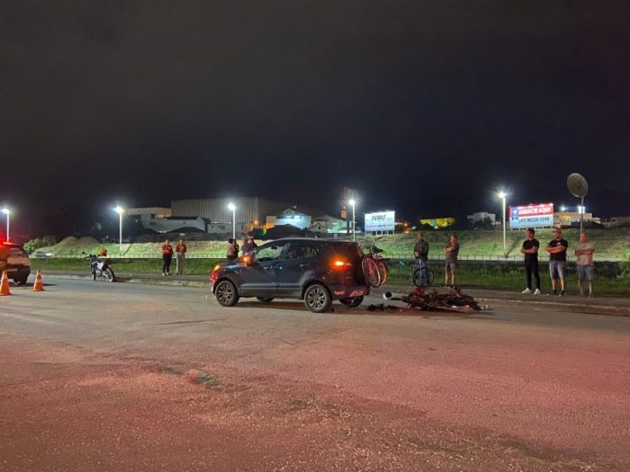 Mulher que morreu após colidir contra carro em Brusque é identificada 