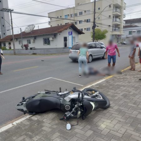 Colisão lateral deixa motociclista caído em via de Timbó