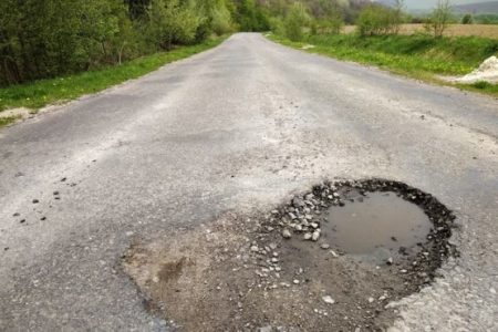 Governo de SC indenizará empresa que perdeu carro por causa de buraco em rodovia