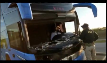 Motorista de ônibus é flagrado dirigindo de capacete em Goiás