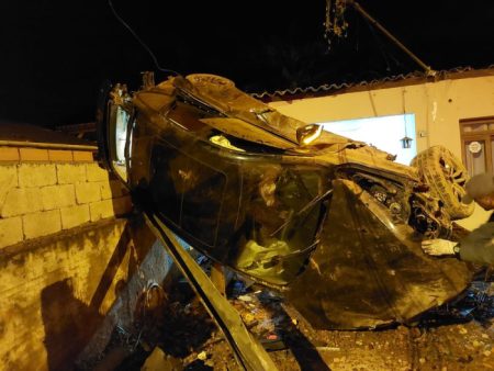 BMW destrói muro e paredes de residência após forte colisão em Blumenau