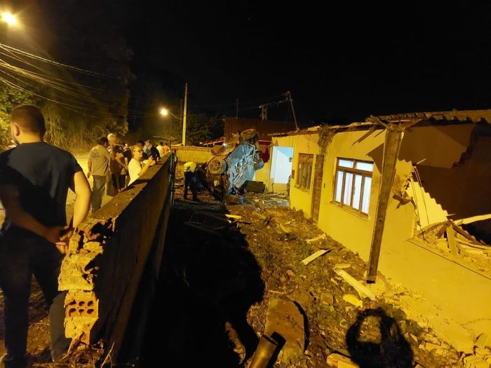 BMW destrói muro e paredes de residência após forte colisão em Blumenau 