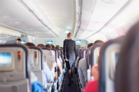 Mulher acusa companhia aérea de racismo durante voo