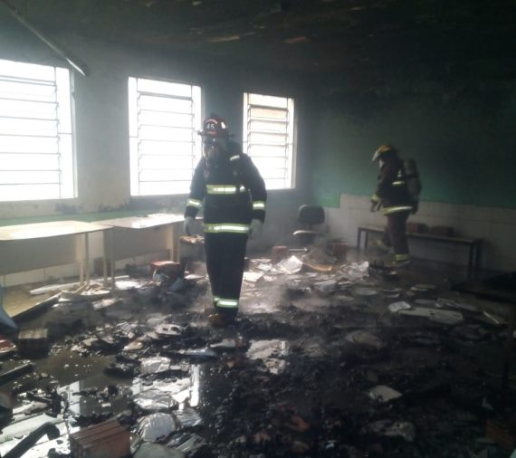 Jovens são suspeitos de incendiar uma sala de aula em reforma em Lontras