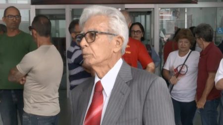Idoso retoma emprego em banco 59 anos após ser preso pela ditadura