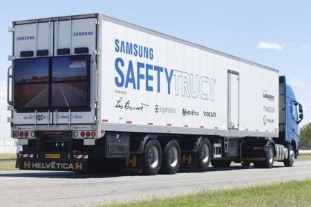 Samsung cria caminhões com telas traseiras para facilitar ultrapassagem