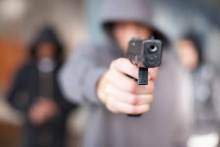 Dupla criminosa agride mulher de 41 anos durante assalto em Blumenau