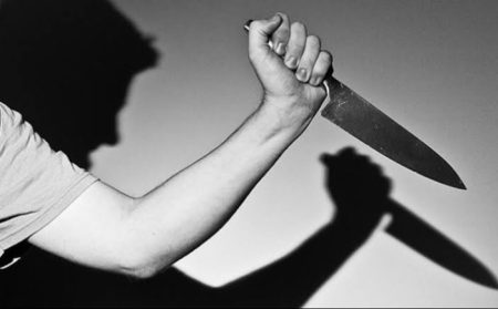 Homem armado com faca é preso após fazer mãe e filha de refém em Brusque