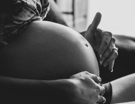 Mulher grávida é socorrida após ser esfaqueada durante uma festa em SC