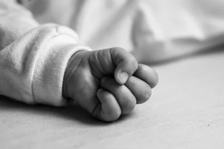 Após sofrer abusos e sair do hospital, bebê de 1 ano morará com o pai