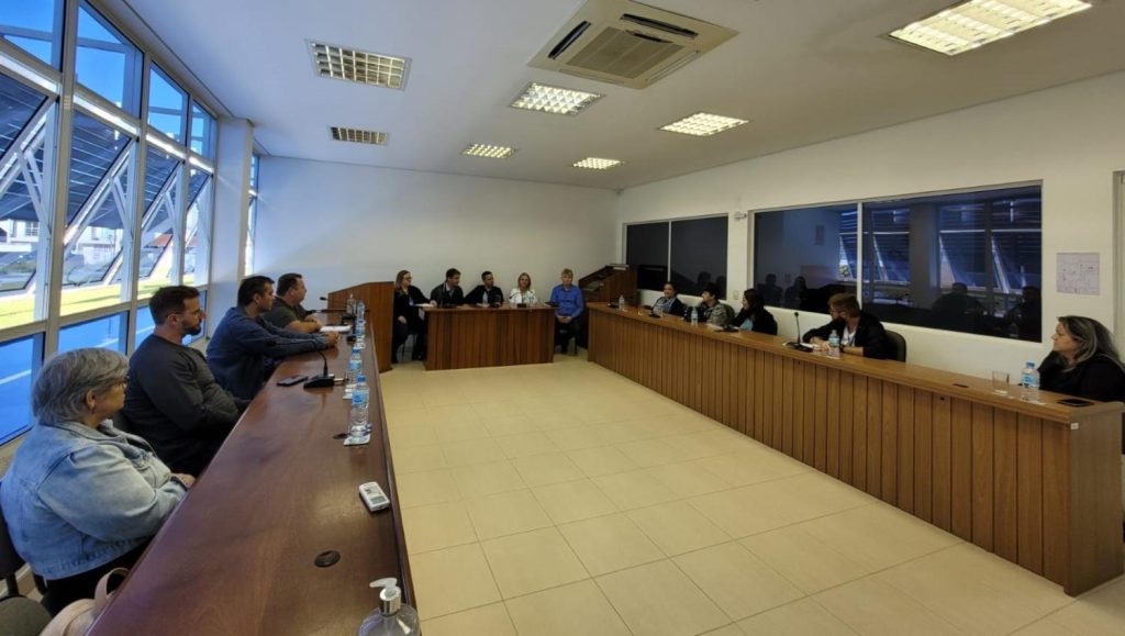 Parlamento Jovem: Mesa Diretora da Câmara de Timbó e representantes das Escolas debatem sobre as eleições 2023