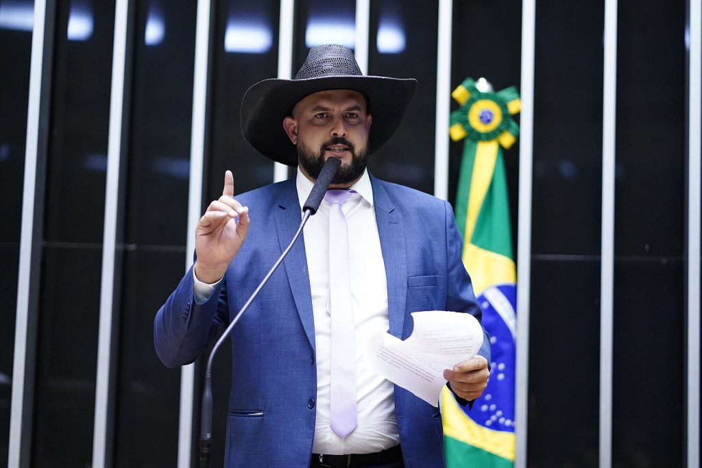 Moraes revoga medidas cautelares de Zé Trovão tira a tornozeleira eletrônica