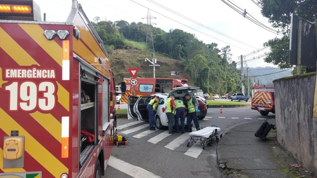 Motorista tem ferimentos após bater carro contra meio-fio em Blumenau