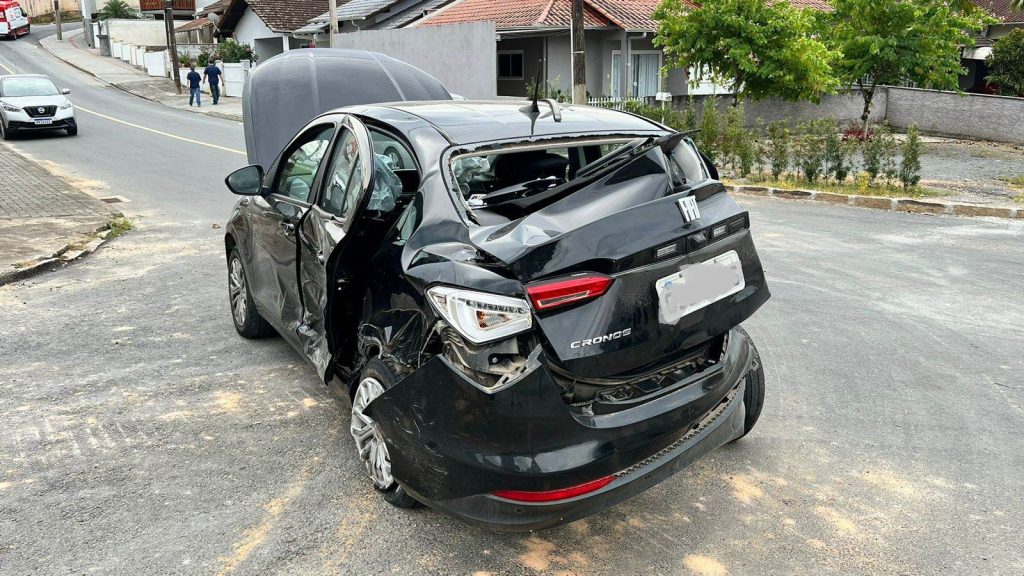 Motorista desce morro em marcha ré após acidente em Timbó
