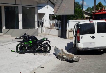Motociclista é jogado contra parede de loja após colisão em Ilhota