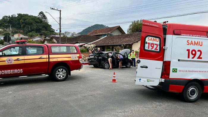 Motorista desce morro em marcha ré após acidente em Timbó