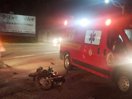 Motociclista sofre múltiplas fraturas após acidente em Ilhota