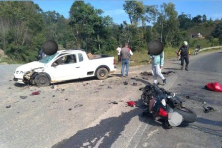 Colisão entre carro e moto deixa homem em estado grave na BR-470 em Pouso Redondo