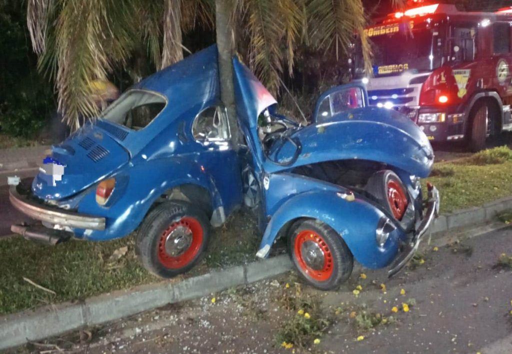 Motorista tem ferimentos graves após bater em árvore no bairro Tapajós em Indaial