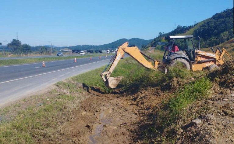 DNIT intensifica limpeza e manutenção da BR-470 em Gaspar