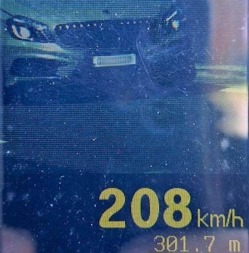 Carro é flagrado a mais de 200 km/h na BR-101 em Araquari