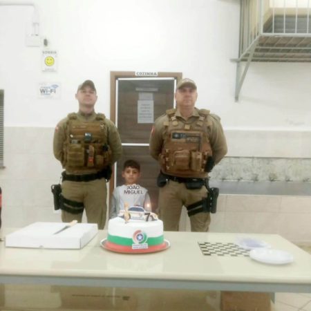 Policiais Militares participam de aniversário de criança em Blumenau