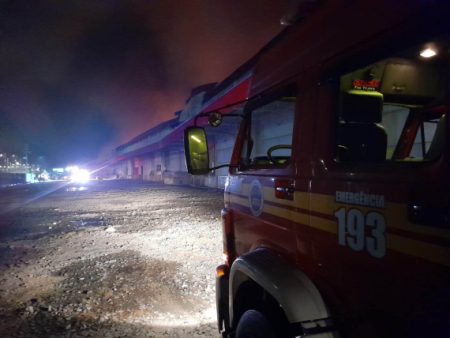 Bombeiros controlam incêndio de Galpão em Barra Velha