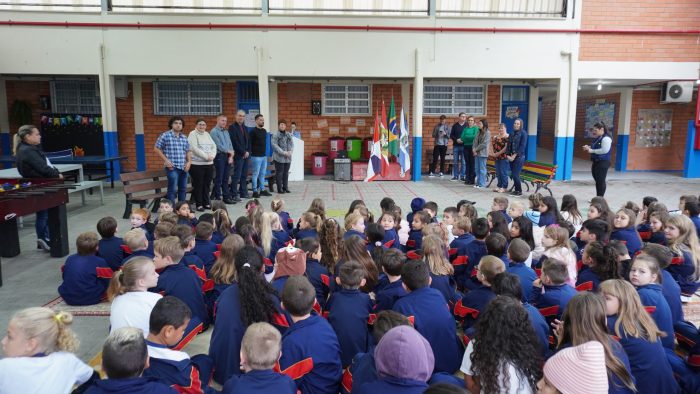 Escola São Roque de Timbó recebe nova sala de informática e biblioteca
