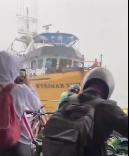 Neblina faz barco de pesca colidir com ferry boat em Itajaí
