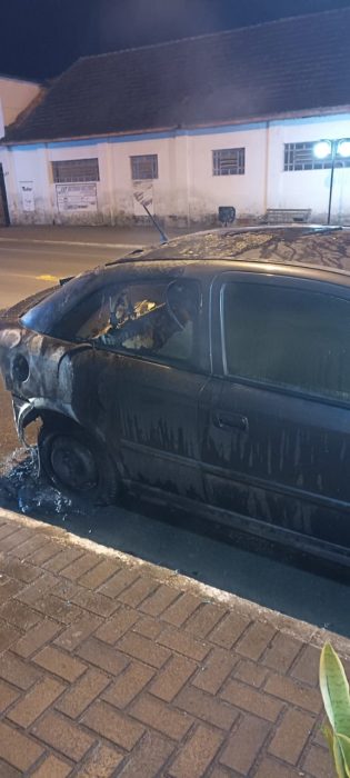 Condutor foge após veículo pegar fogo em Ascurra 