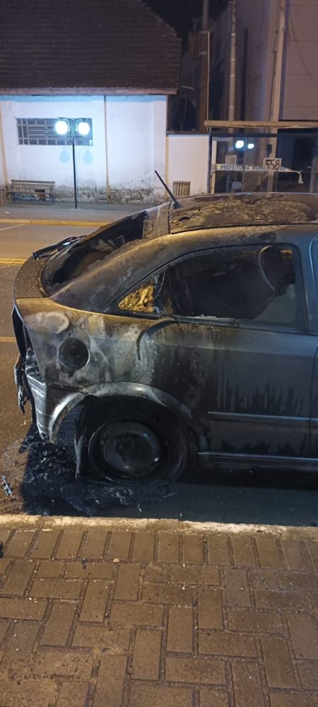 Condutor foge após veículo pegar fogo em Ascurra