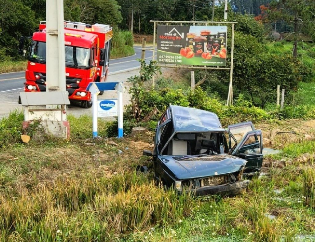 Veículo colide contra barranco após sair de pista em Taió