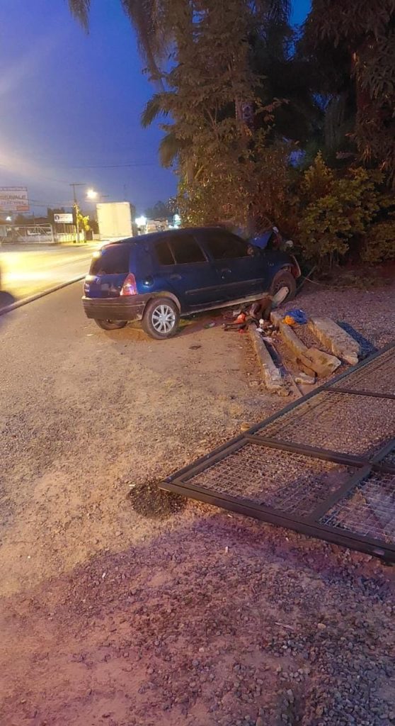 Duas pessoas fogem e uma é levada ao hospital após acidente de trânsito em Blumenau