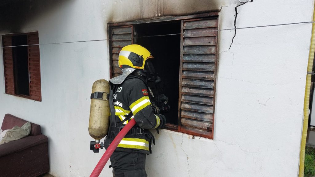 Mãe fica ferida após arriscar a vida para salvar os filhos de incêndio em Blumenau