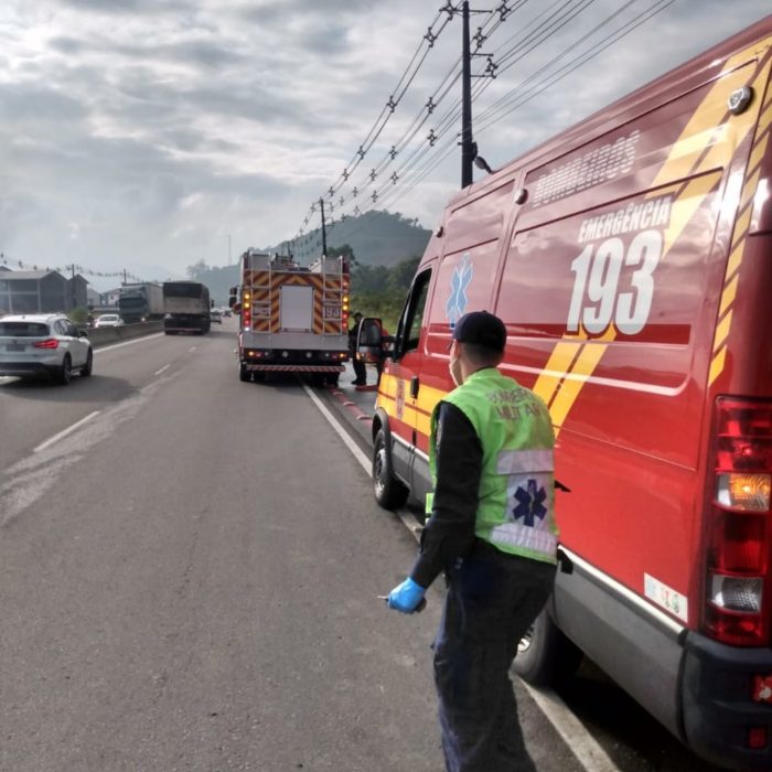 Presa às ferragens, vítima é resgatada pelos Bombeiros em Itajaí