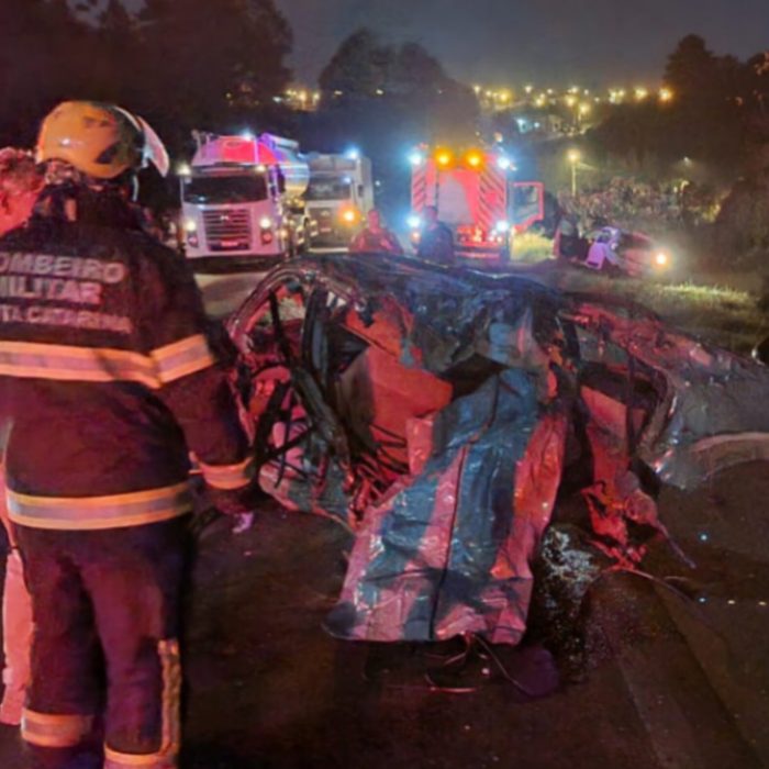 Acidente envolvendo três carros e um caminhão deixou duas vítimas fatais na SC-282