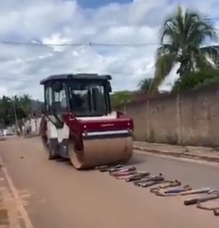 Detran usa rolo compactador para destruir escapamentos de motos no Paraná