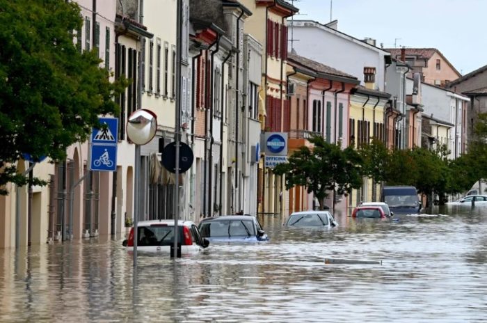 Itália sofre com chuvas torrenciais, deixando 13 mortos e 10 mil desabrigados