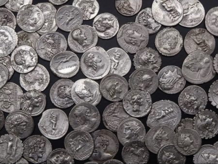 Arqueólogos desenterram dezenas de moedas romanas na Itália